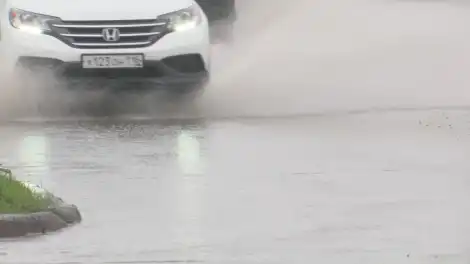 дождь ливень непогода машина лужа брызги