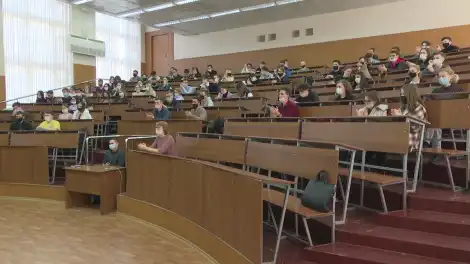 студенты в аудитории