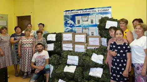 Жители села Верхняя Уратьма рядом с собранной гуманитарной помощью для бойцов СВО