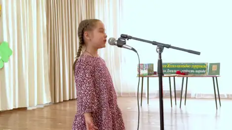 девочка читает стих