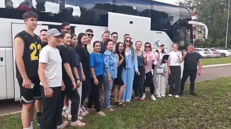 общее фото на фоне автобуса на улице лето