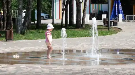 ребенок у фонтана