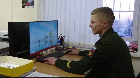 мужчина сидит за компьютером