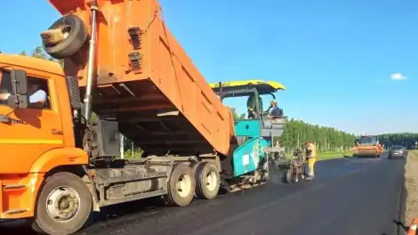 дорожная техника и рабочие ремонтируют дорогу