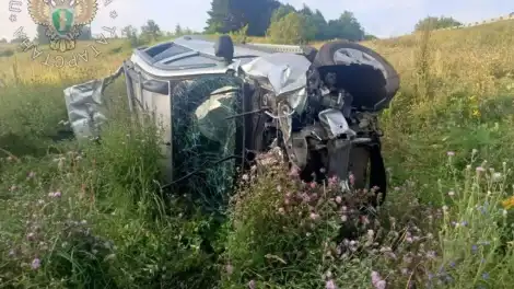 перевернутый автомобиль