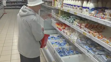 Молочная продукция в супермаркете и покупатель