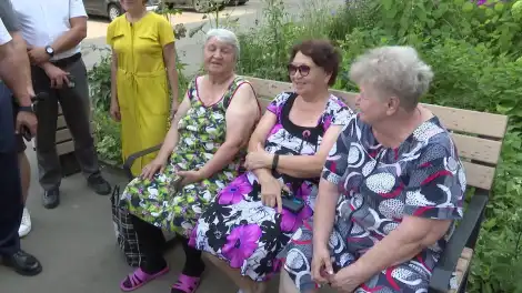 Пенсионерки сидят на скамейке