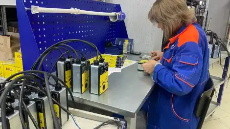 женщина собирает аппаратуру