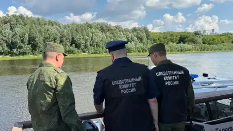 следователи СК на месте происшествия у Волги в Зеленодольске где утонул рыбак
