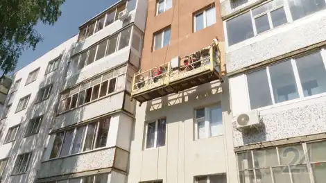 рабочие делают ремонт дома в Нижнекамске