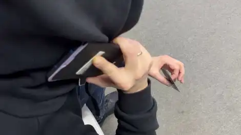 мужчина поднес телефон к уху