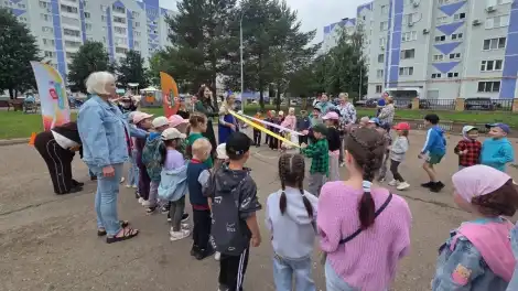дети играют в игру на улице