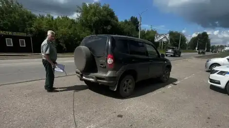Эколог проверяет на выхлопы автомобиль