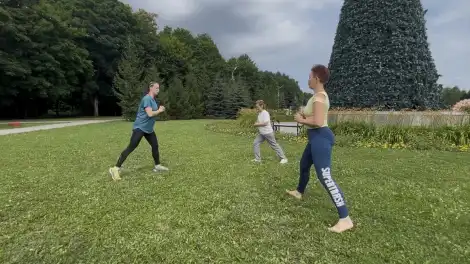 люди в парке занимаются спортом