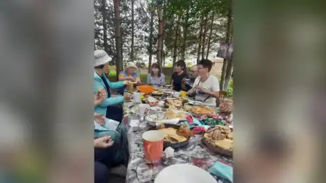 чаепитие двор соседи стол еда чай