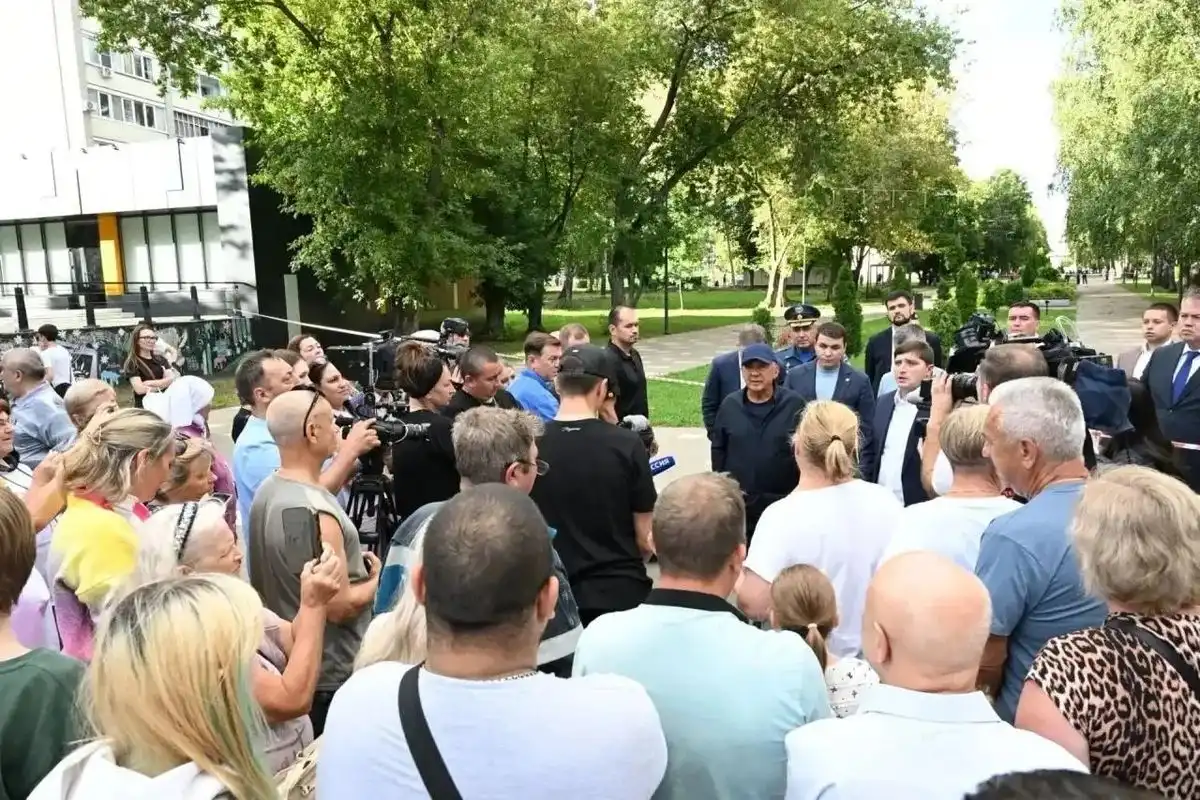 Раис Татарстана Рустам Минниханов у поврежденного БПЛА дома на Школьном бульваре в Нижнекамске и пострадавшие