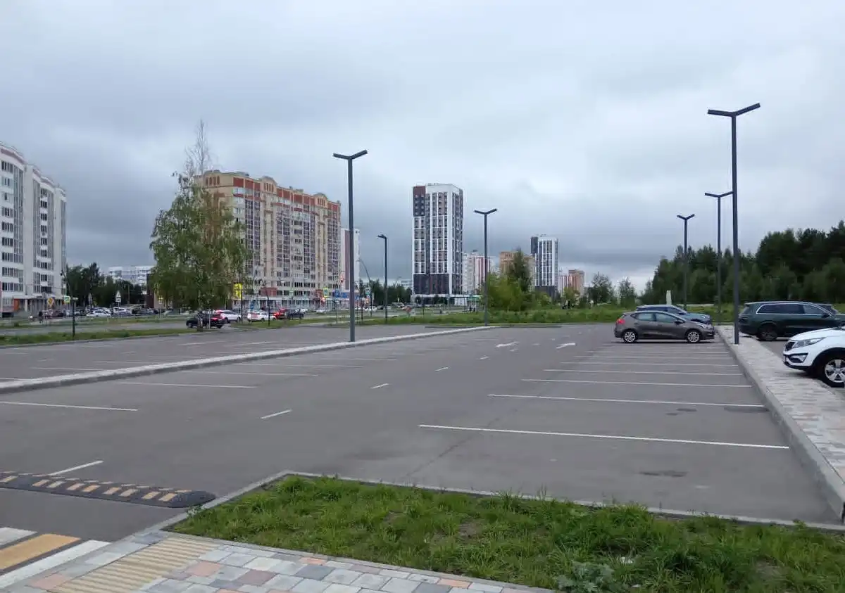 проспект Шинников в Нижнекамске пасмурное небо лето