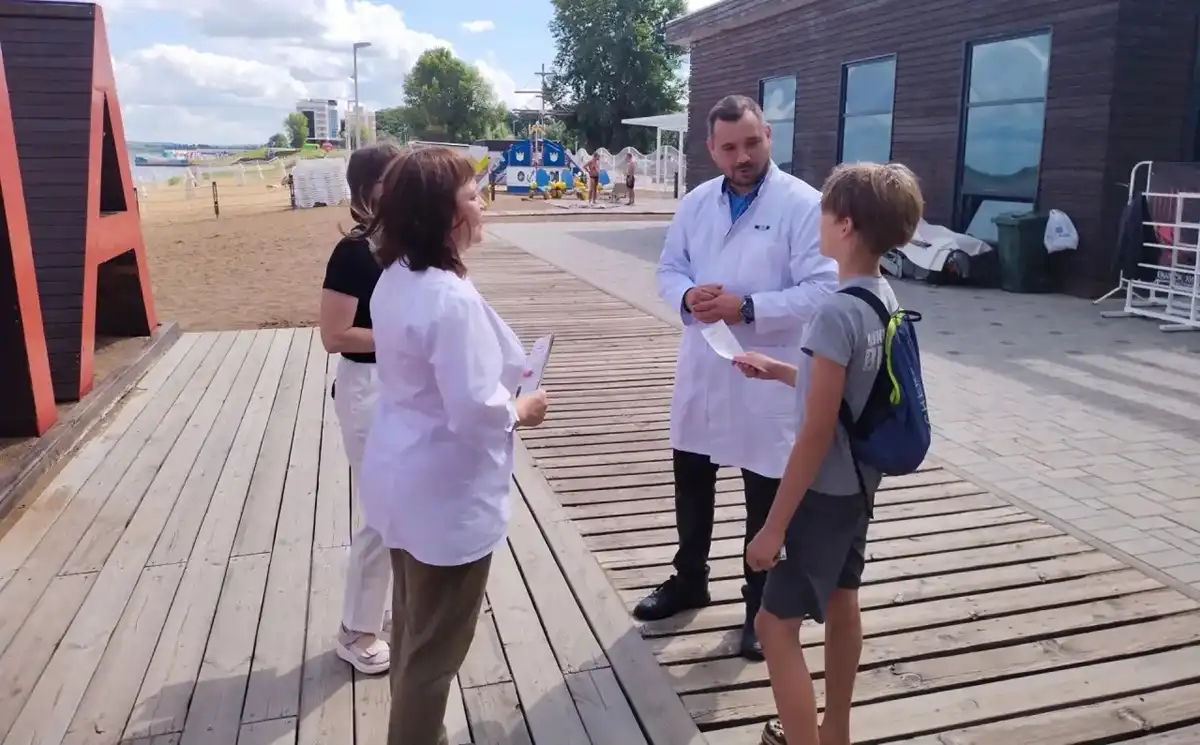 Медики проводят профилактическую беседу на пляже Кама