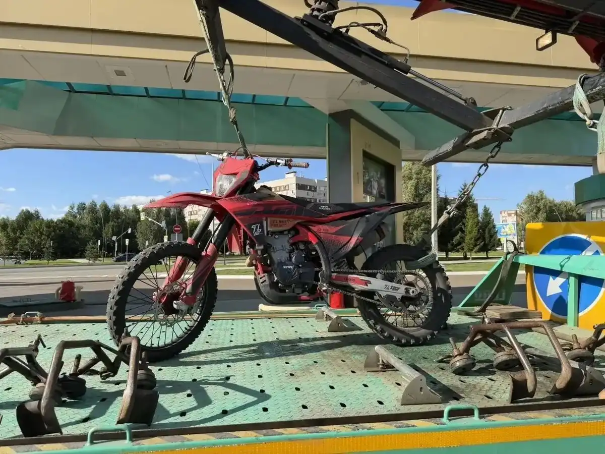 мотоцикл эндуро на эвакуаторе