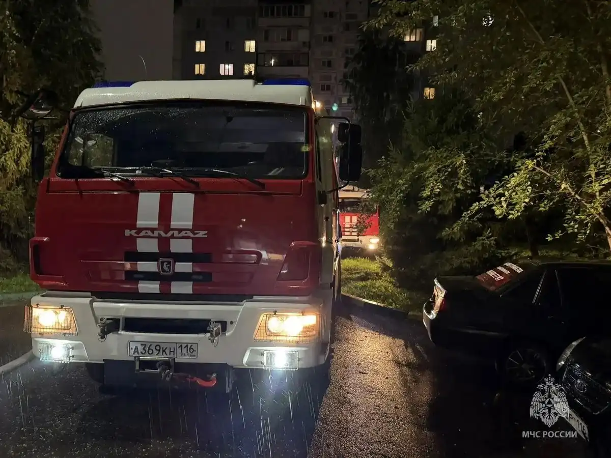 пожарная машина у дома Фучика 75 в Казани