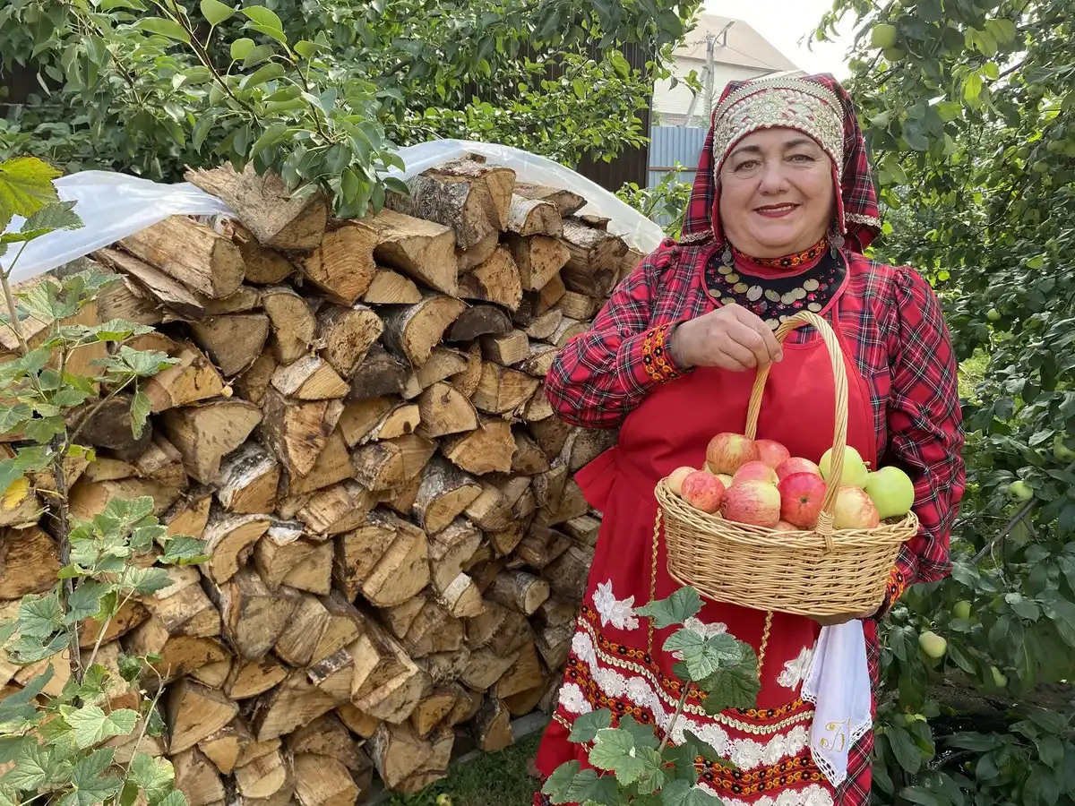 Член общества кряшен Нижнекамска Галина Буланова держит в руках корзину с яблоками