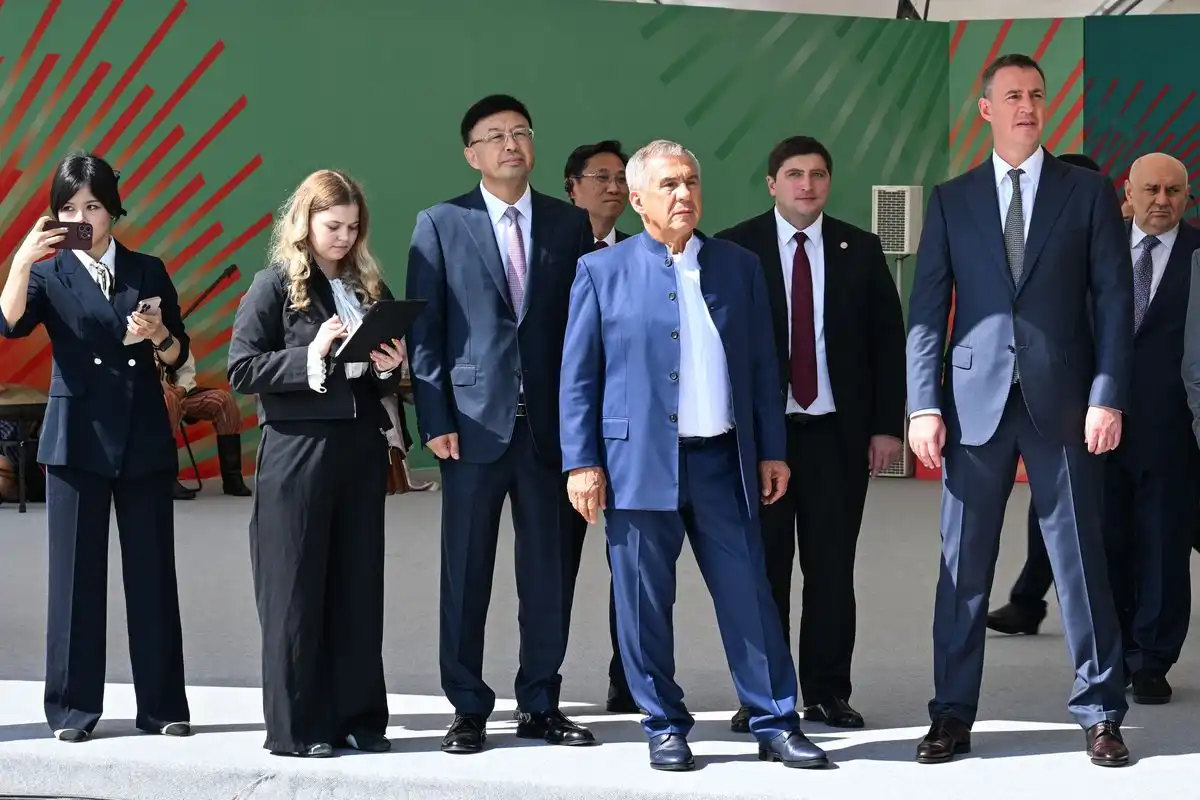 раис Татарстана Рустам Минниханов, вице-премьер Дмитрий Патрушев, основатель компании Eppen Йен Сяопин и глава Нижнекамского района Радмир Беляев