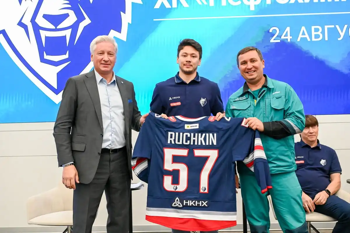 Семен Ручкин получает джерси