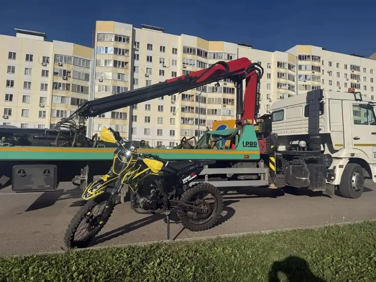 мотоцикл эндуро около эвакуатора на улице Табеева в Нижнекамске