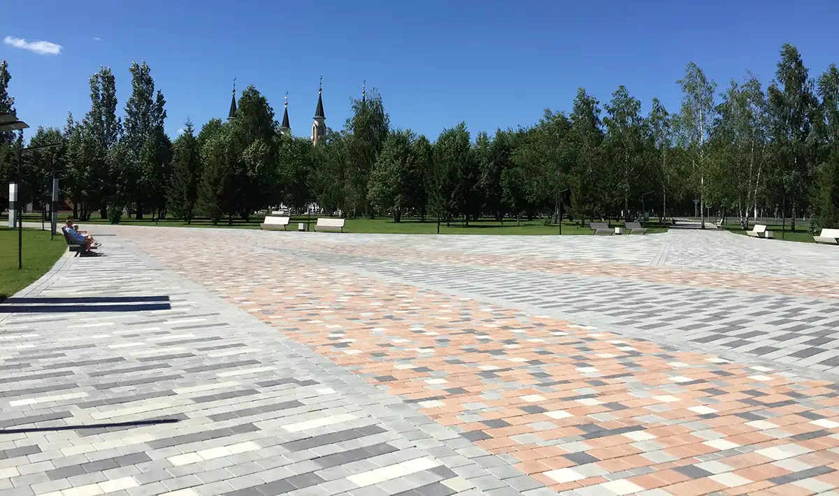 Сквер имени Лемаева в Нижнекамске летом