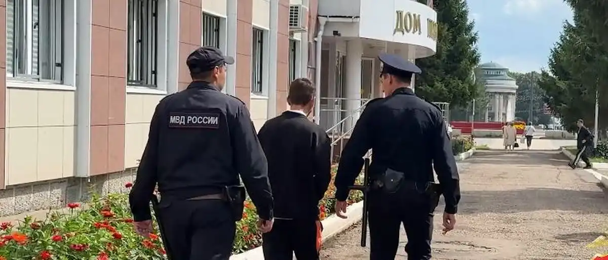 сотрудники полиции задержали подозреваемого