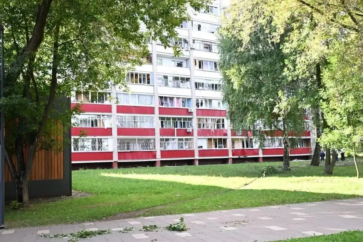 Пострадавший в результате атаки дом на Школьном бульваре в Нижнекамске