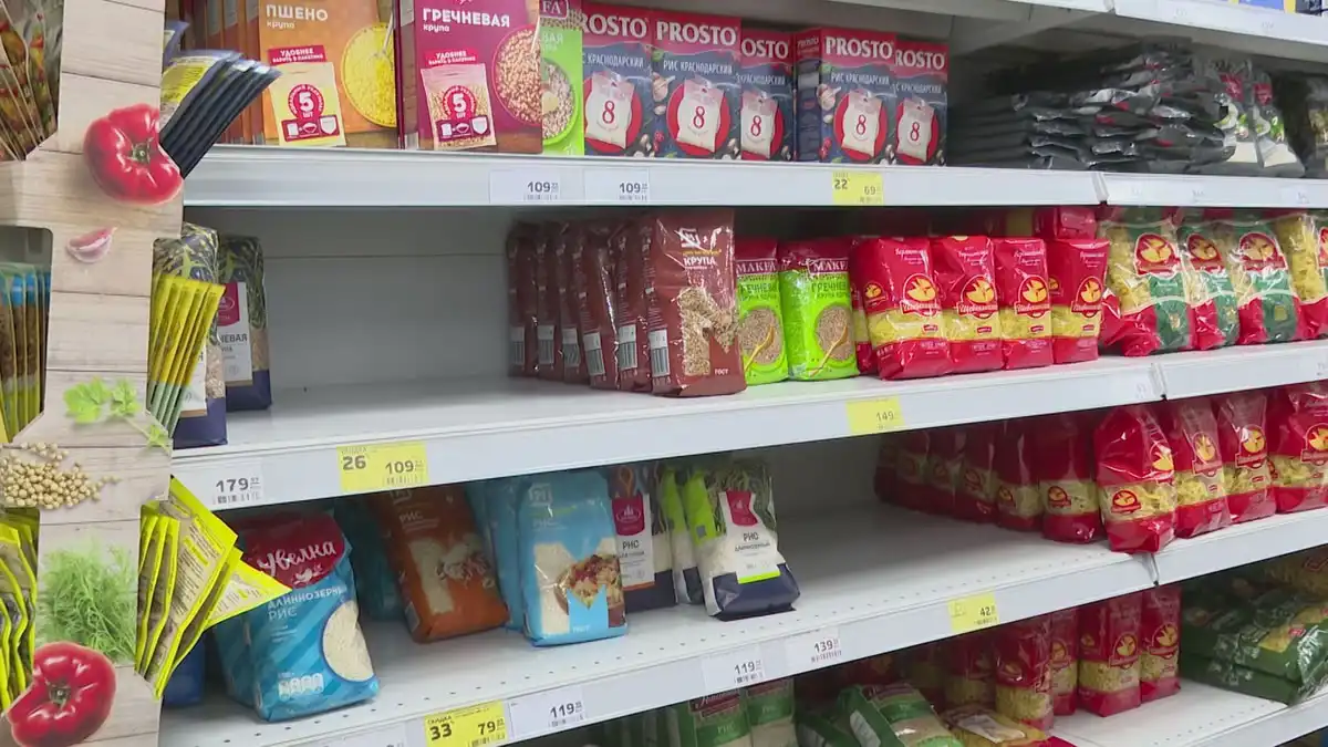 Продукты на витрине в супермаркете