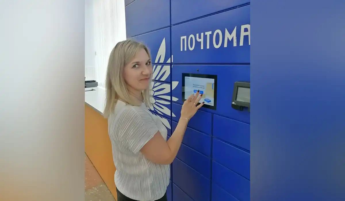 Сотрудница Почты России у почтовых ящиков