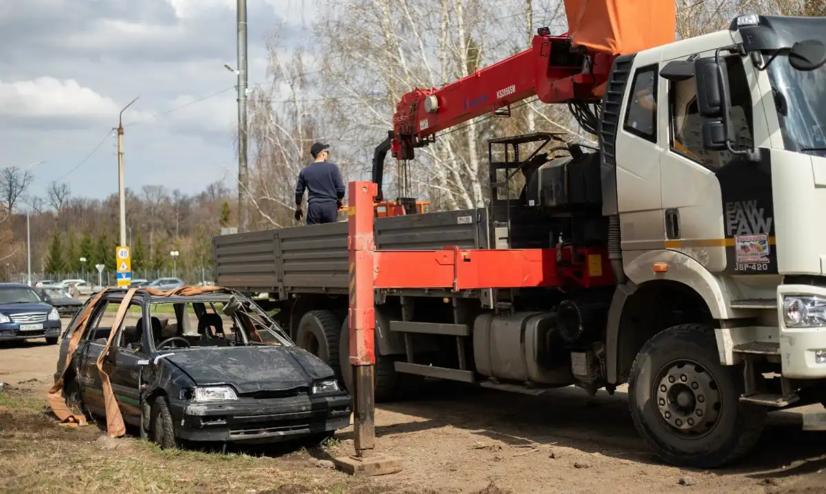 Эвакуация бесхозного автомобиля в Нижнекамске