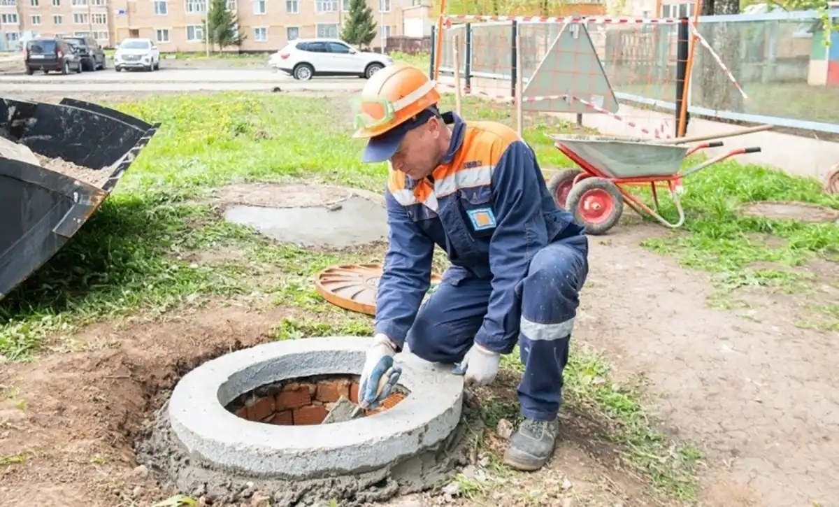 Рабочий приступает к очистке канализации