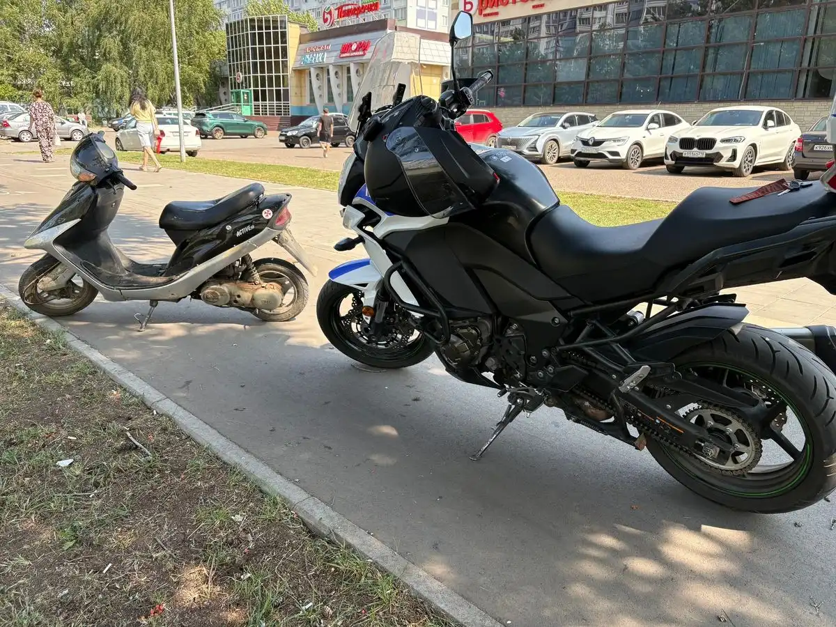 Мопед и мотоцикл ГАИ на тротуаре