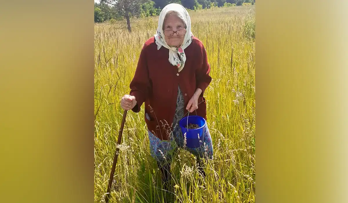 95-летняя Надежда Жаркова из Нижнекамска с ведерком с ягодами в руках