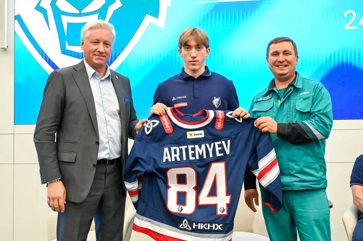 Сергей Артемьев получает джерси