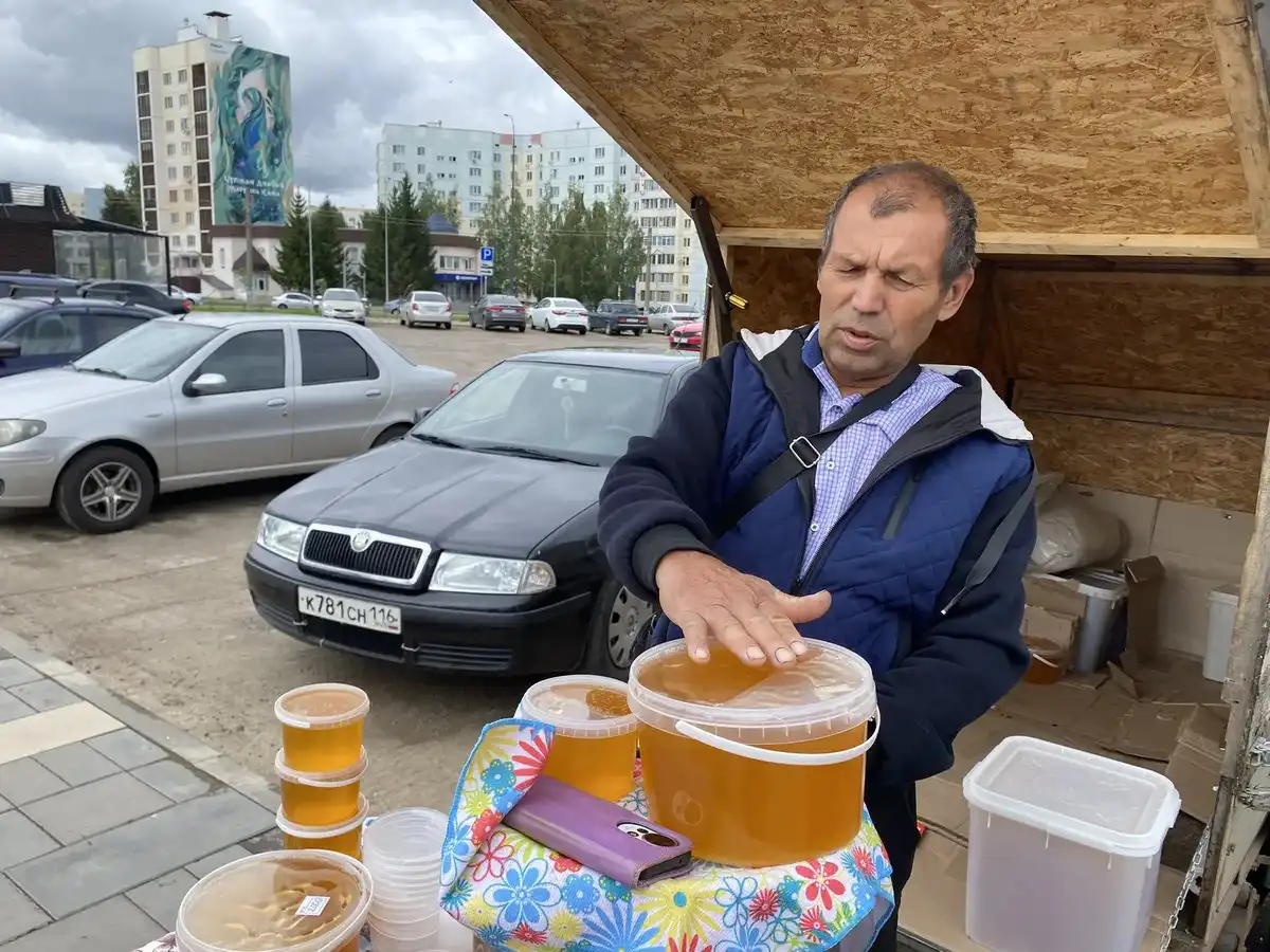 Пчеловод Анатолий Морозов на рынке в Нижнекамске торгует медом