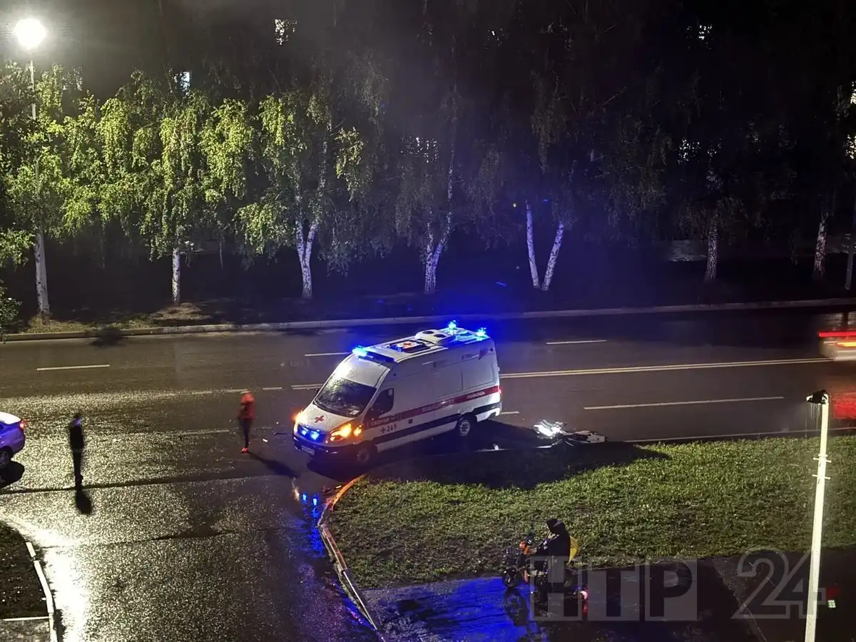 Скорая помощь приехала на место ДТП с мотоциклом на улице Сююмбике