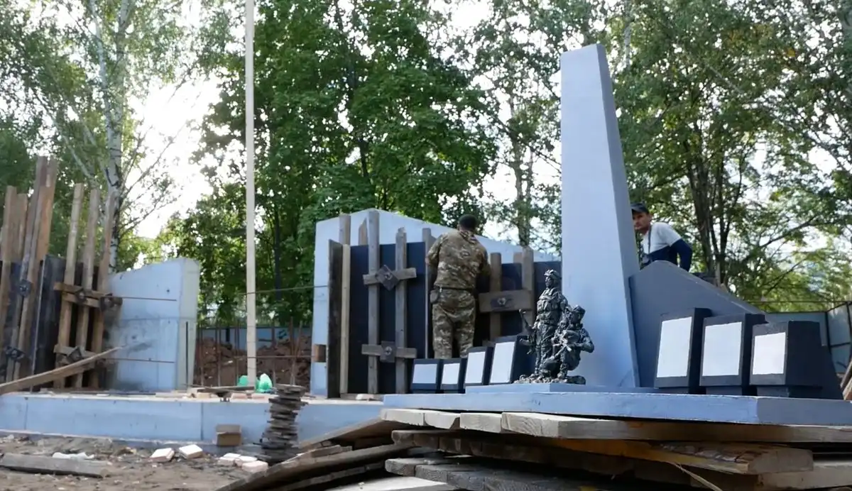 рабочие строят памятник участникам СВО в Нижнекамске