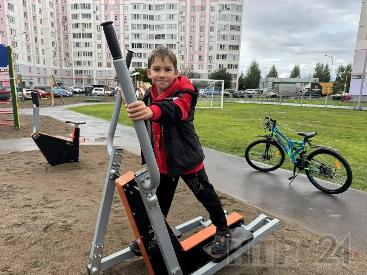 мальчик занимается на тренажере во дворе Сююмбике 9 в Нижнекамске