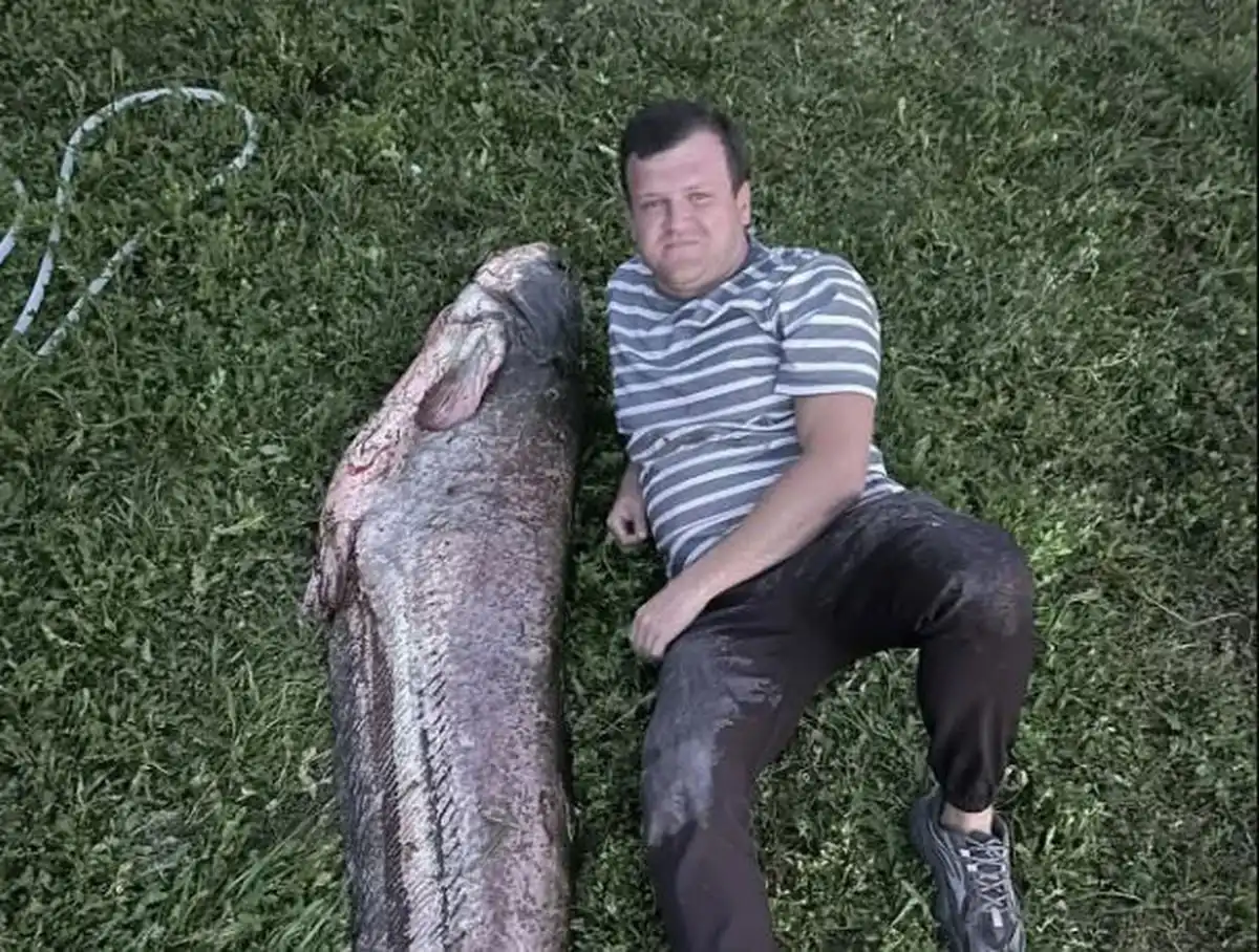 рыбак с пойманной рыбой