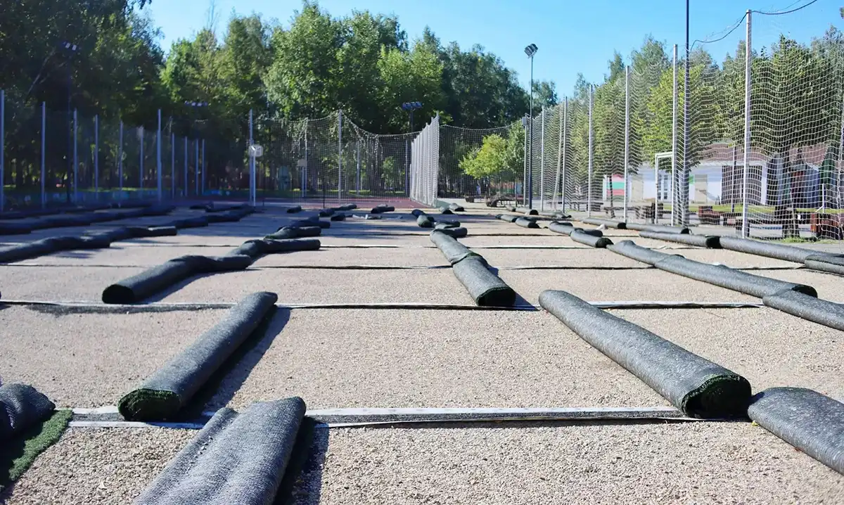 Ремонт футбольного поля в парке Семья