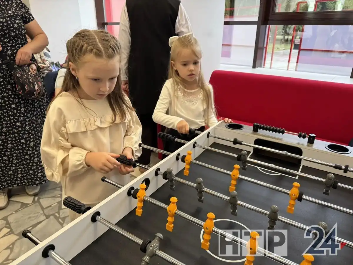 девочки играют в настольный футбол