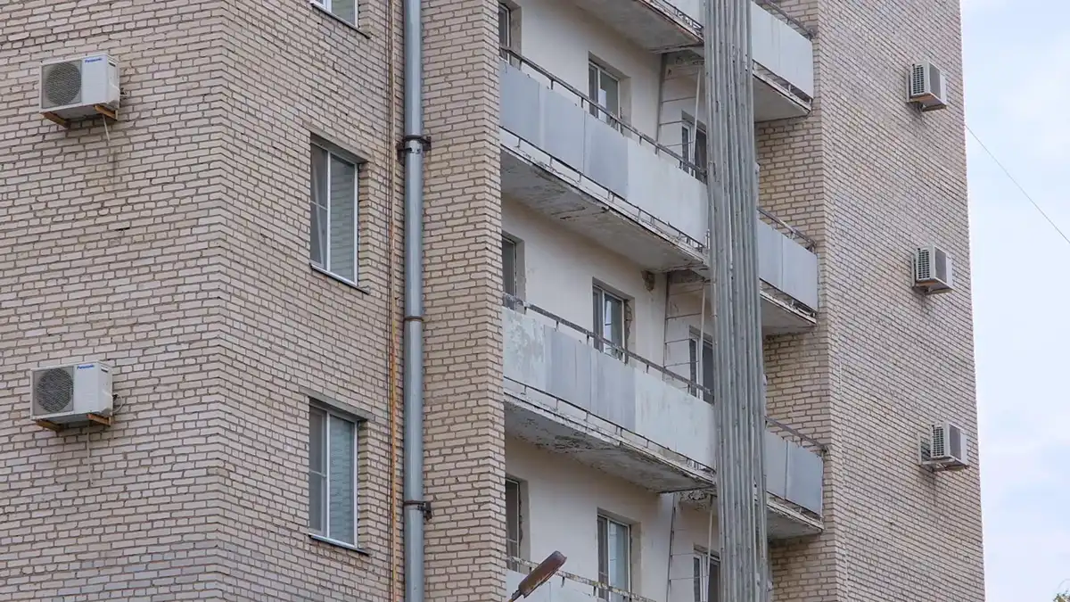 Внешние блоки кондиционеров на фасаде многоэтажного дома