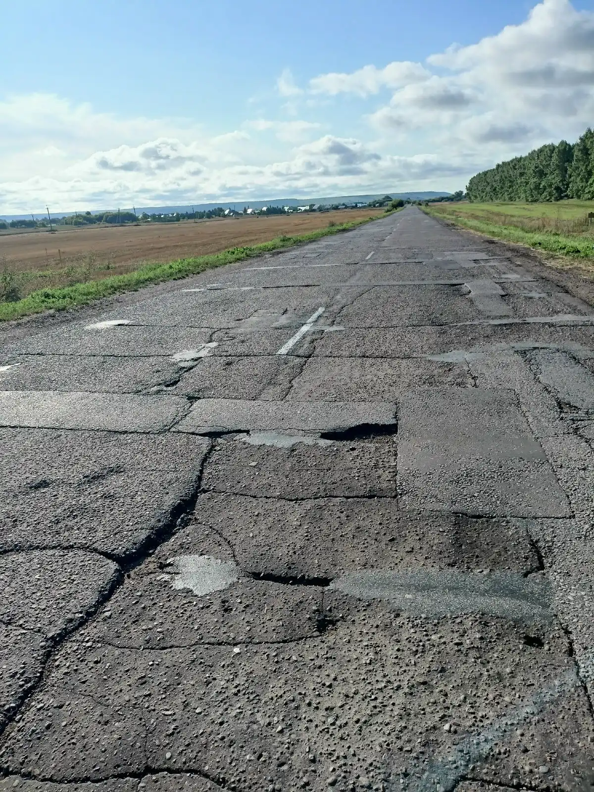 ямы на асфальте на дороге от деревни Байданкино до села Красная Кадка Нижнекамского района Татарстана