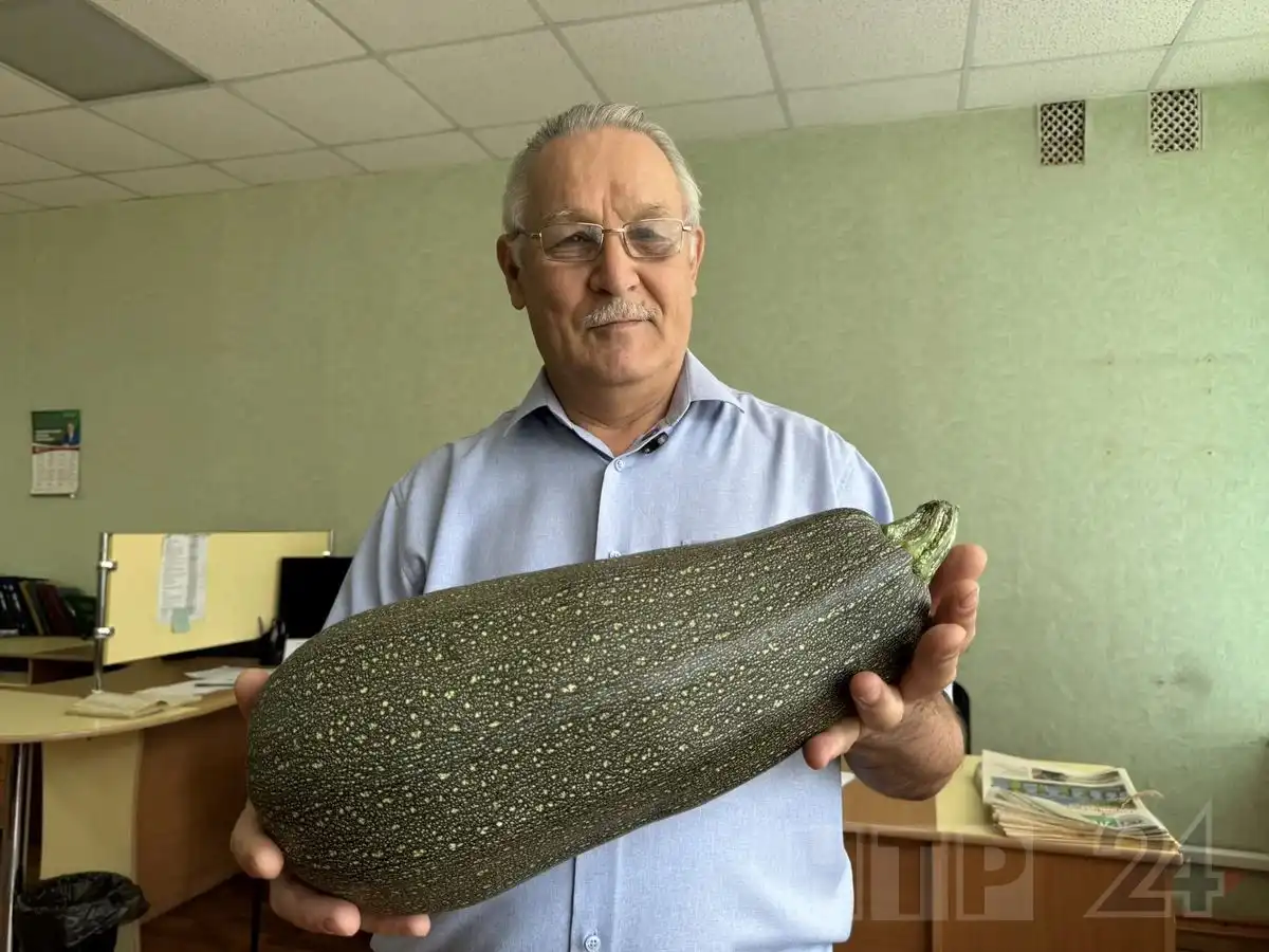 Кабачок в руках главного редактора газеты Туган Як Фарита Имамова