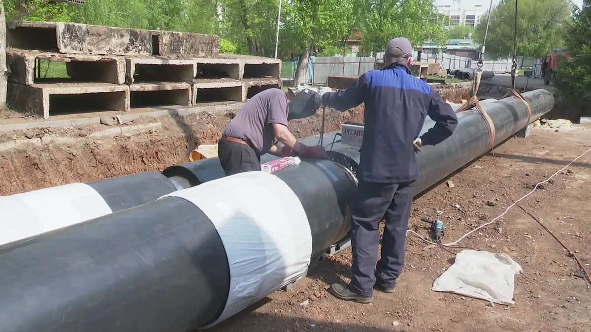 Рабочие меняют трубы в Нижнекамске