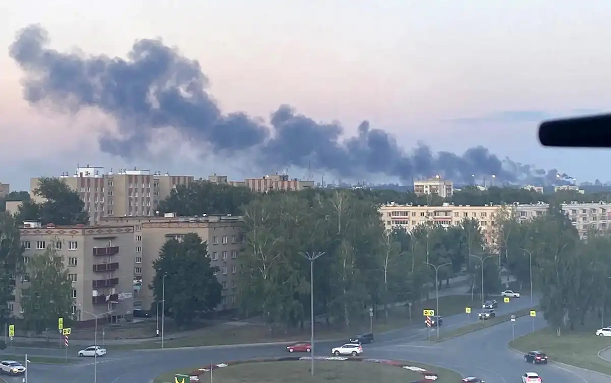 Столб дыма на Нижнекамскнефтехиме 12 августа